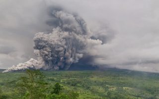 Gunung Semeru Erupsi Disertai Guguran Awan Panas Sabtu Malam, Status Siaga
