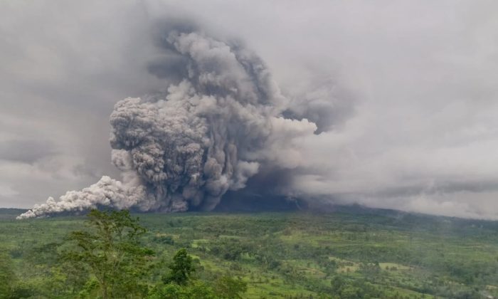Gunung Semeru Erupsi Disertai Guguran Awan Panas Sabtu Malam, Status Siaga