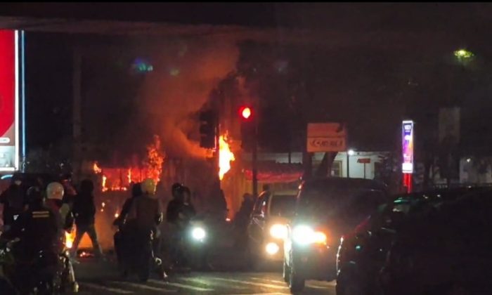 Peringatan Hari Buruh di Bandung Ricuh hingga Pos Polisi Dibakar, Sejumlah Orang Ditangkap