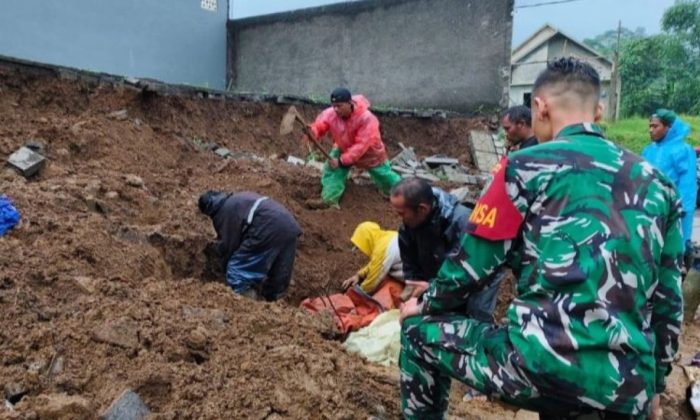 Tragis, Lansia Tewas Tertimbun Longsor saat Membersihkan Gorong-gorong di Cianjur