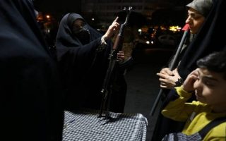 Ketika Wanita dan Anak-anak Iran Belajar Operasikan Senapan AK-47 untuk Melawan AS