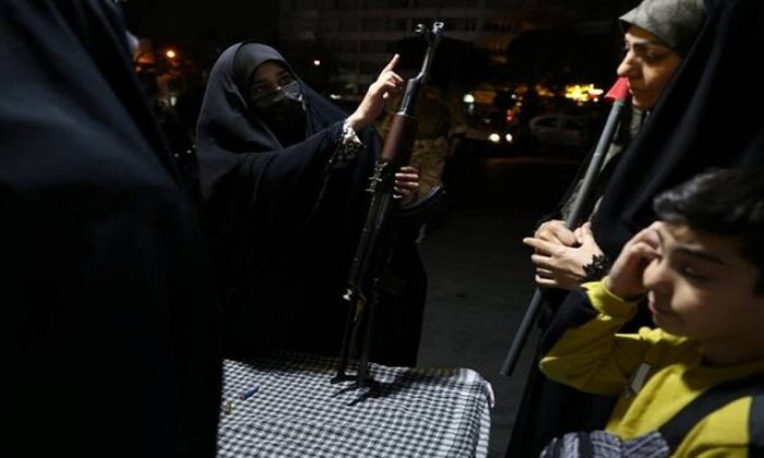 Ketika Wanita dan Anak-anak Iran Belajar Operasikan Senapan AK-47 untuk Melawan AS