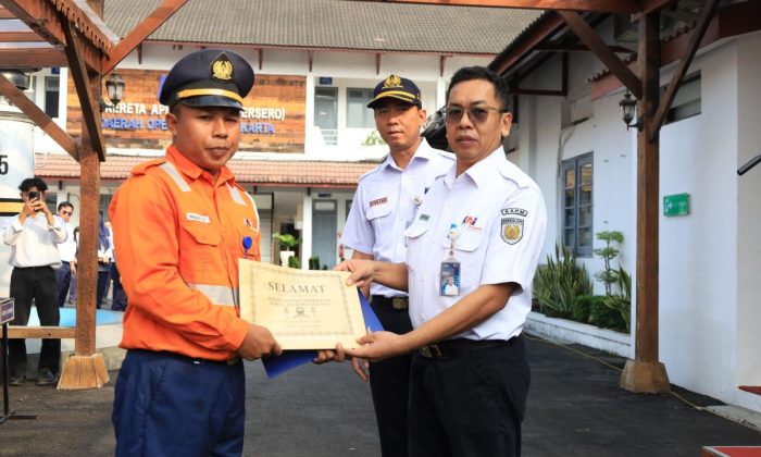 KAI Daop 6 memberi penghargaan PJL atas kesigapan mengamankan perjalanan KA