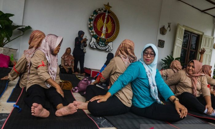 Puluhan pekerja informal DIY menggelar yoga bersama peringati May Day