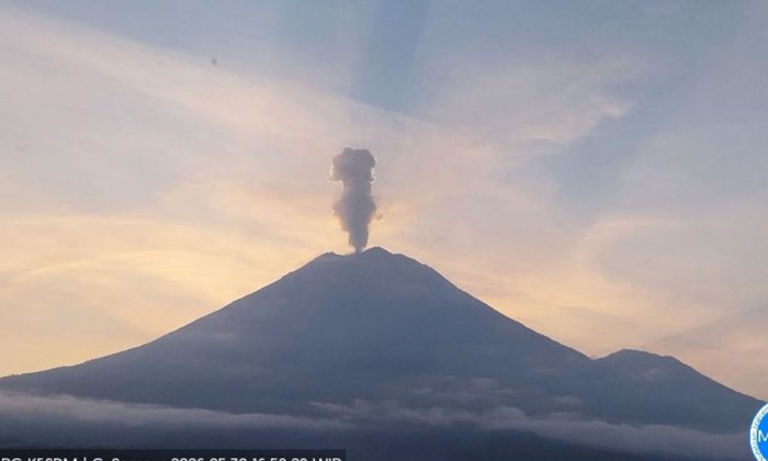 Gunung Semeru erupsi dengan letusan setinggi 1 km di atas puncak
