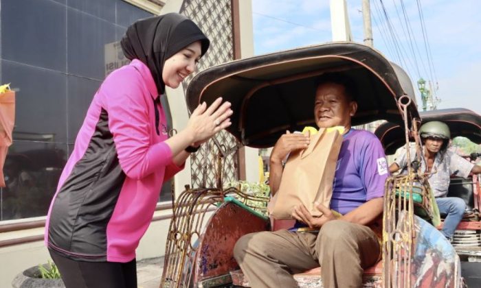 Polres Bantul melakukan bakti sosial pembagian sembako