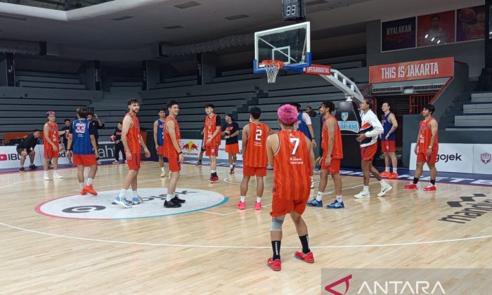 Pemain lokal Pelita Jaya tak gentar lawan pebasket asing Hornbills