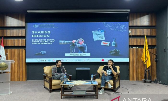 "Jogjajateng.com Sharing Session" di ISI Yogyakarta membahas topik "realitas di balik foto berita"