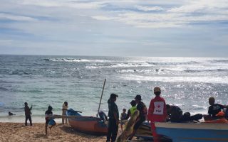 Satlinmas Rescue Istimewa evakuasi korban laka laut di Pantai Drini