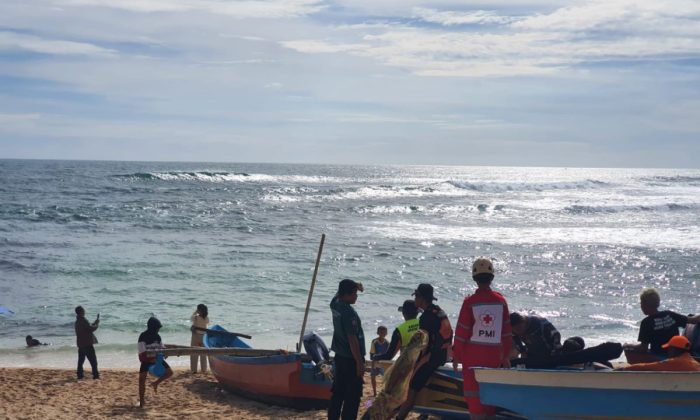 Satlinmas Rescue Istimewa evakuasi korban laka laut di Pantai Drini