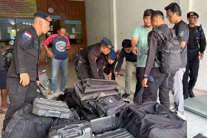 Tim Jibom Gegana Brimob Polda Papua temukan satu granat di Biak