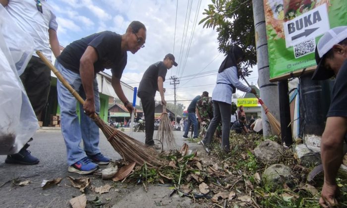 Pemkab Kulon Progo mengerahkan aparat gabungan bersihkan Pasar Jombokan