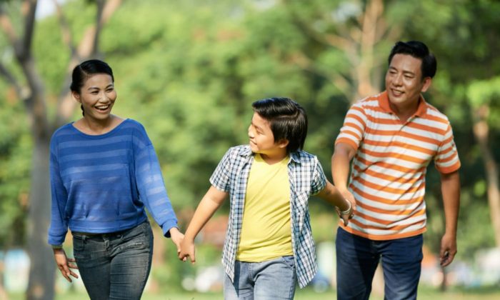 Bukan Cuma Soal Kasih Sayang, Ini 7 Pola Asuh yang Baik untuk Kesehatan Mental Anak