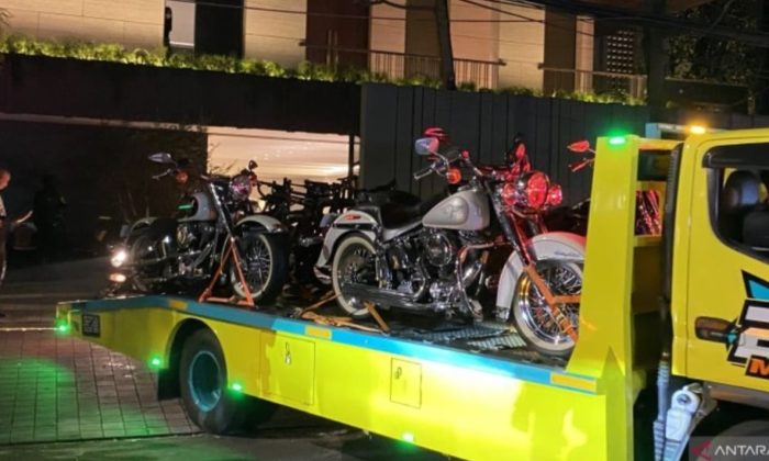 Round Up Penggeledahan Rumah Silmy Karim: Porsche Merah, Harley Davidson hingga Valas Disita KPK