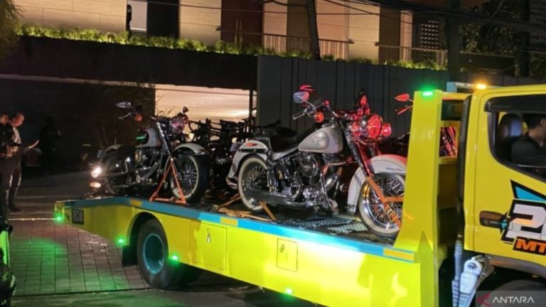 Round Up Penggeledahan Rumah Silmy Karim: Porsche Merah, Harley Davidson hingga Valas Disita KPK
