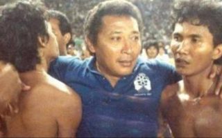 Mengenang Bertje Matulapelwa, Legenda Ambon yang Mengukir Momen Emas Bersejarah Timnas Indonesia