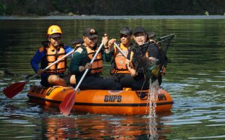 Pemkot Yogyakarta giatkan patroli sampah di sungai dengan menggunakan perahu