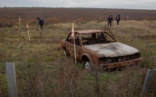 Thousands trapped in southern Ukraine struggle to survive