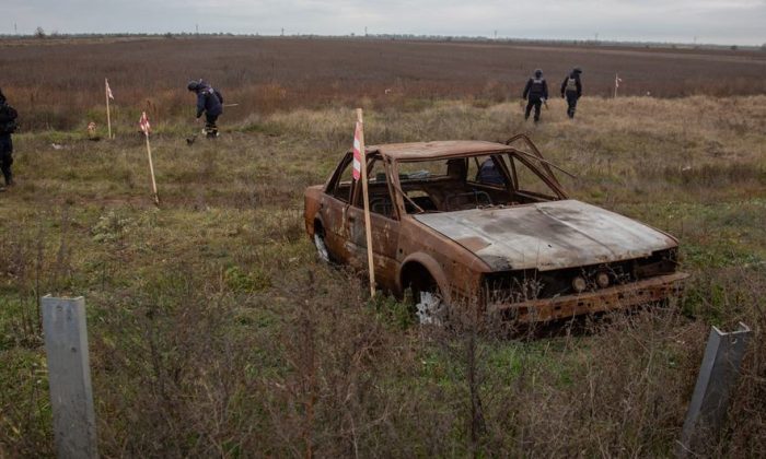 Thousands trapped in southern Ukraine struggle to survive