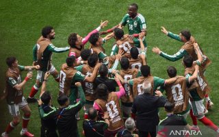 Diwarnai tiga kartu merah, Meksiko menang 2-0 atas Afrika Selatan