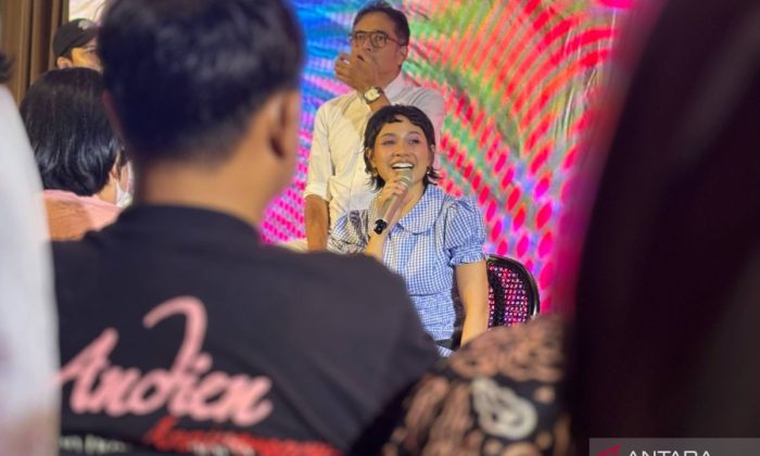 Andien menggandeng kedua putranya dalam "Intro" album terbaru