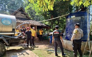 Polsek Dlingo menyalurkan 9.000 liter bantuan air bersih ke Kelurahan Terong