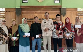 Pemkab-Baznas Bantul menyalurkan bantuan modal usaha bagi warga Banguntapan