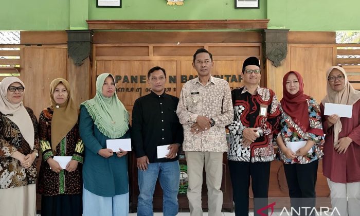 Pemkab-Baznas Bantul menyalurkan bantuan modal usaha bagi warga Banguntapan