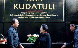 Megawati tabur bunga usai meresmikan Monumen Kudatuli
