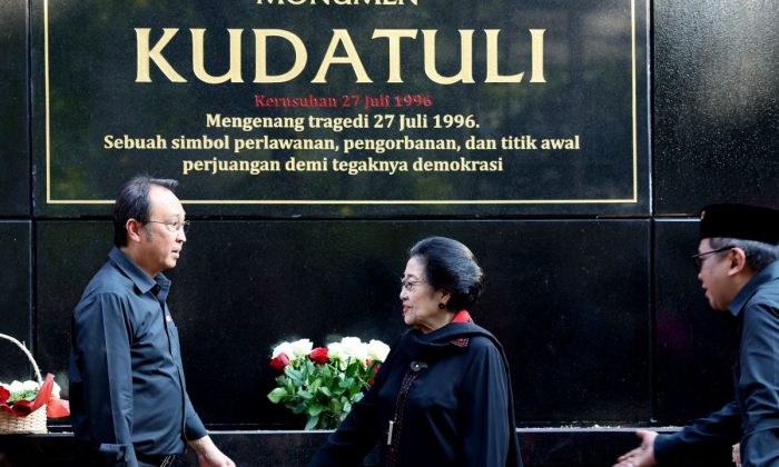 Megawati tabur bunga usai meresmikan Monumen Kudatuli