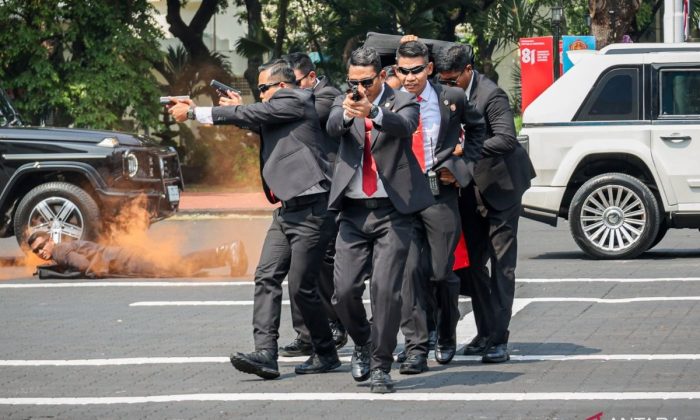 Paspampres latihan melindungi presiden dari bom dan serangan drone