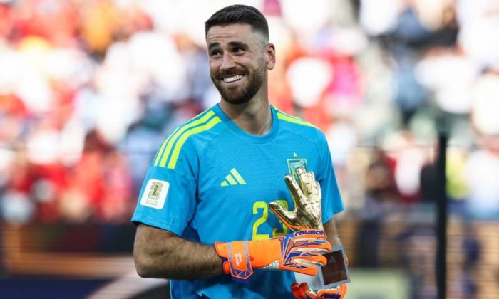 Viral! Detik-detik Donald Trump Dicueki Kiper Spanyol, Unai Simonn di Podium