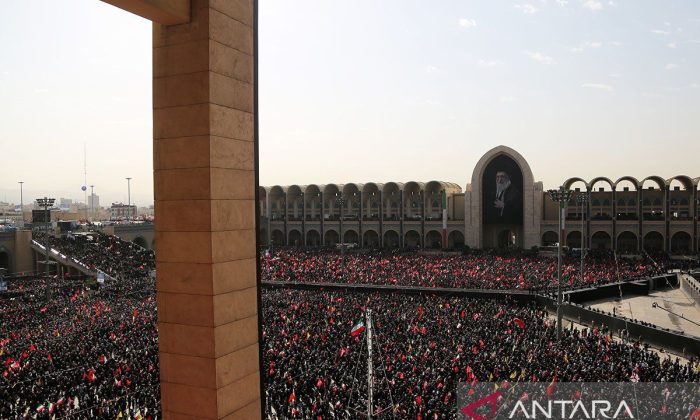 Ribuan orang berkumpul di Teheran untuk pemakaman Ali Khamenei