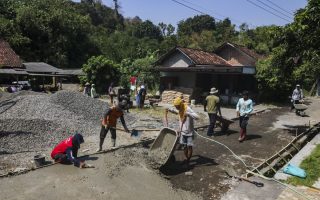 Perbaikan jalan desa program padat karya