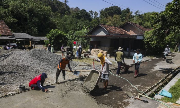 Perbaikan jalan desa program padat karya
