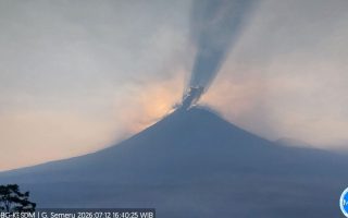 Gunung Semeru delapan kali erupsi dengan tinggi letusan hingga 900 meter