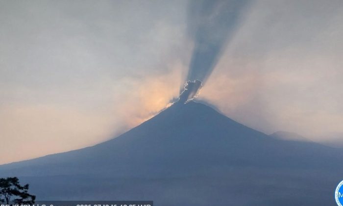 Gunung Semeru delapan kali erupsi dengan tinggi letusan hingga 900 meter
