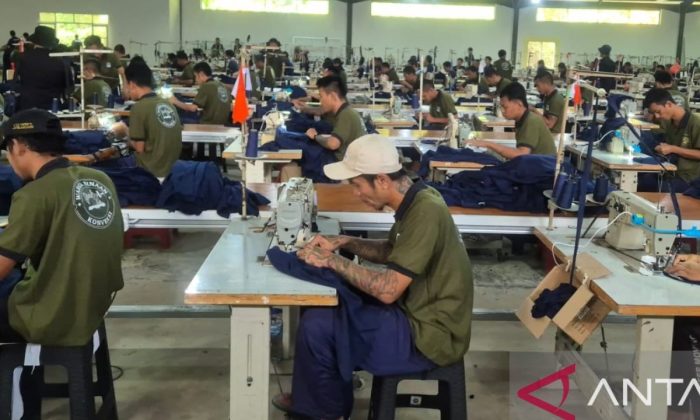 Deru mesin jahit di Nusakambangan ubah jalan hidup warga binaan