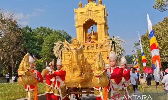 Umat Buddha kirab Puja Yatra Asadha 2570 BE Candi Mendut-Borobudur
