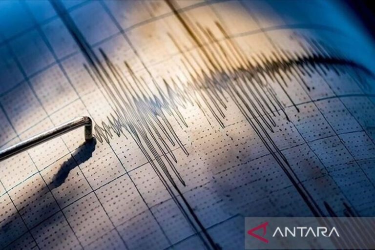 Pusat perbelanjaan ambruk imbas gempa Kumamoto, puluhan orang terjebak