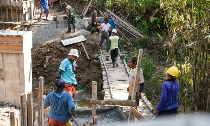TNI-warga Ponjong gotong royong bangun jembatan untuk akses pertanian