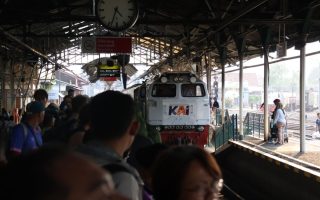186.979 penumpang kereta api melalui stasiun di Daop 6