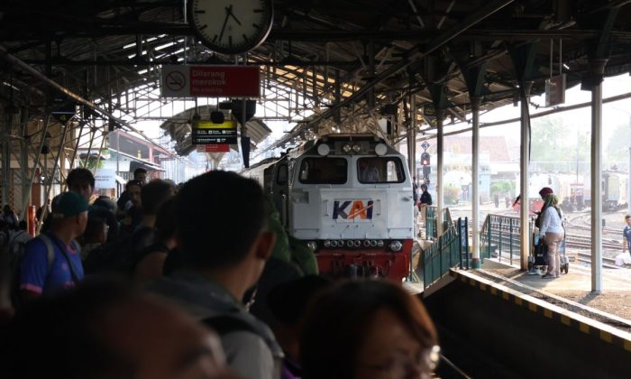 186.979 penumpang kereta api melalui stasiun di Daop 6