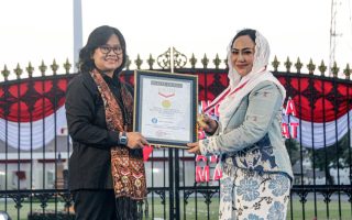 Rekor Muri pembacaan teks proklamasi dengan bahasa isyarat