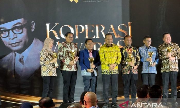Kemenkop berikan penghargaan bagi penggerak koperasi Indonesia