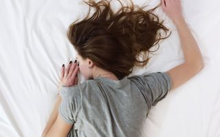 Sering Tidur Berjam-jam? Bisa Jadi Kamu Sedang Lari dari 8 Masalah Ini