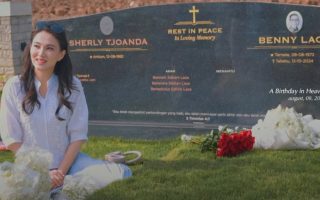 Heboh Nama Sherly Tjoanda Terpampang di Batu Nisan Sebelah Benny Laos, Netizen: Cintamu Abadi!