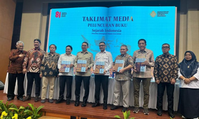 Kemenbud meluncurkan 5 jilid buku sejarah Indonesia