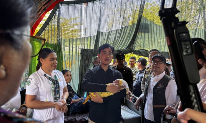 Gibran temui ibu dan bayi di tenda rawat pastikan kebutuhan terpenuhi