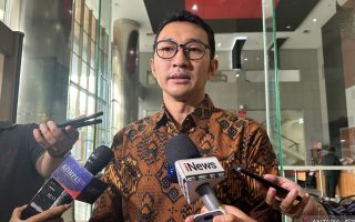 KPK periksa pejabat Bulog dalami pembentukan harga beras bansos
